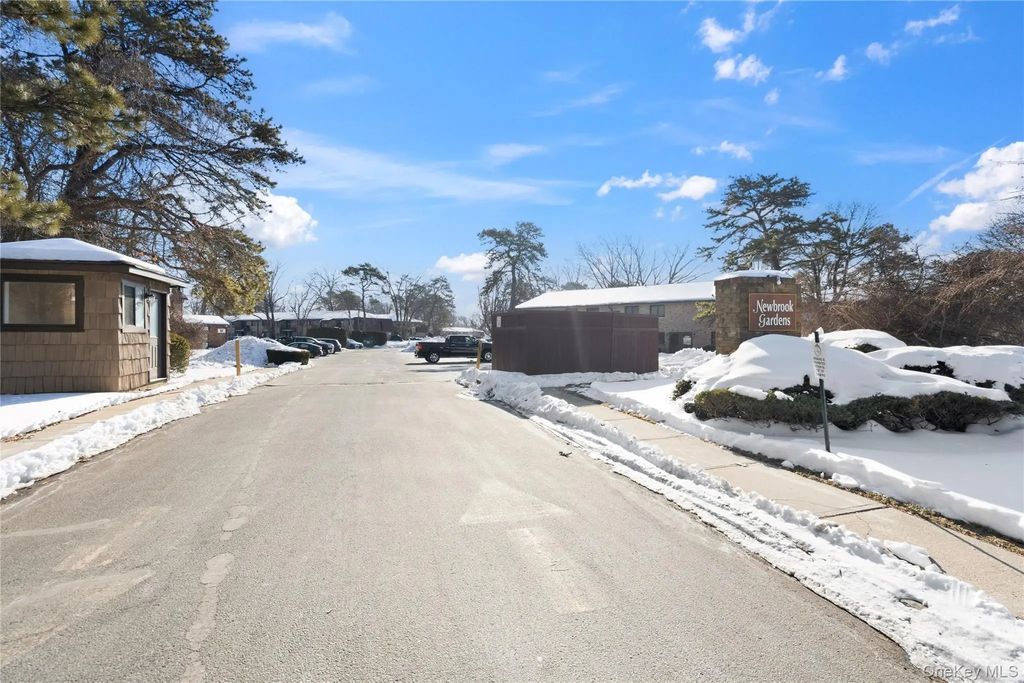 19 Newbrook # 19, Bay Shore