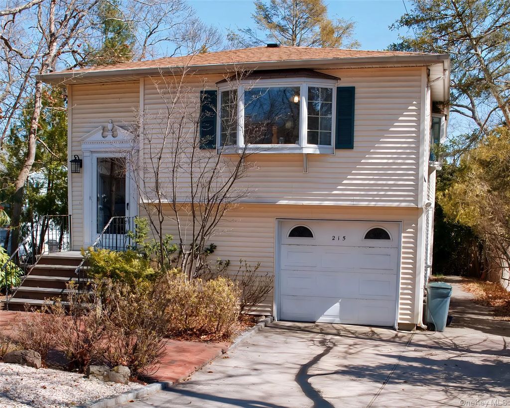 215 Lakeside Trail, Ridge