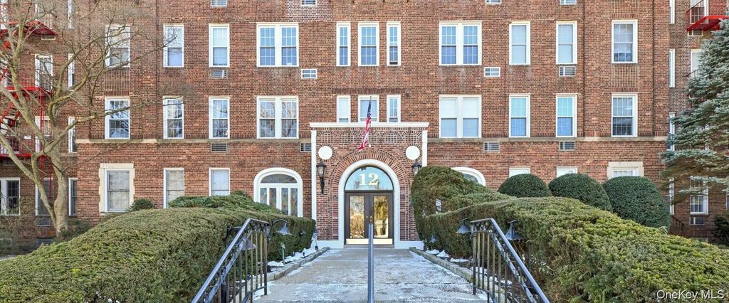 12 Hamilton Place B5, Garden City