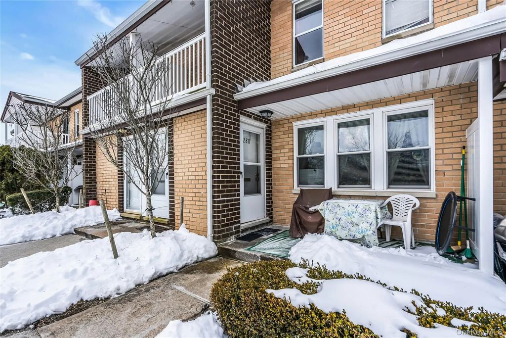 280 Artist Lake Drive, Middle Island