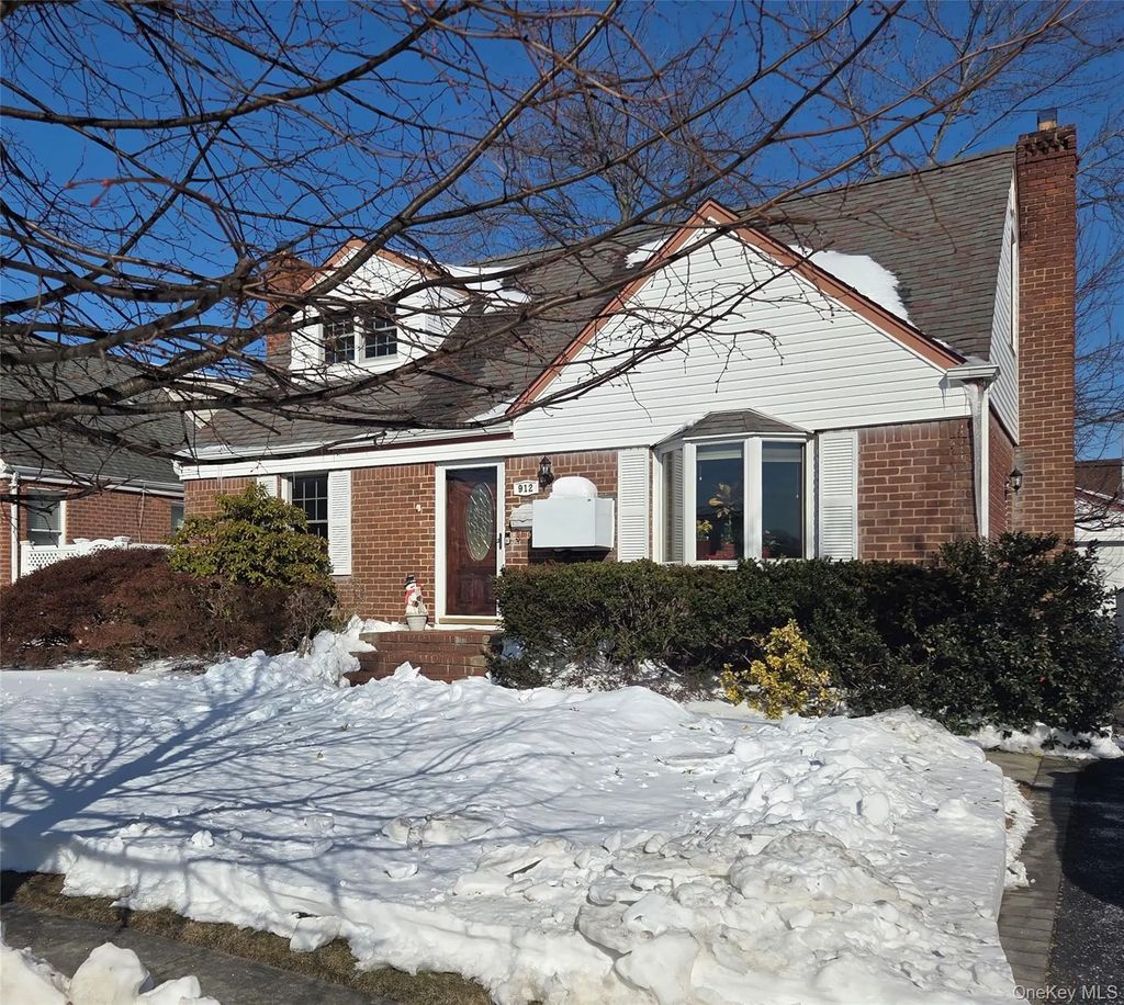 912 Oaks Drive, Franklin Square
