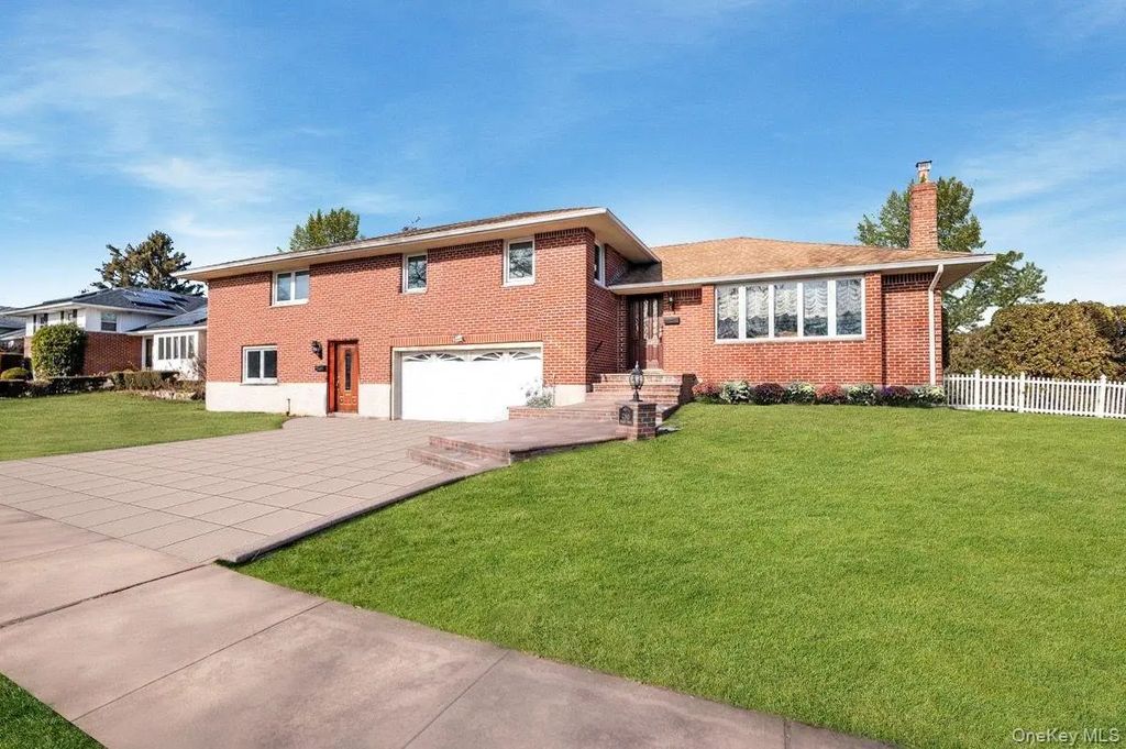 780 Regent Drive, Westbury
