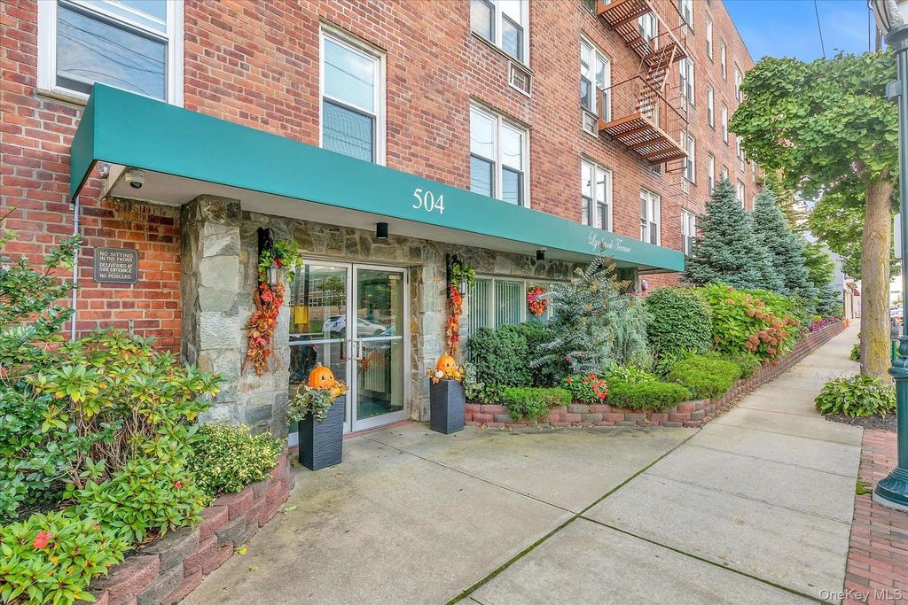 504 Merrick Road 3g, Lynbrook