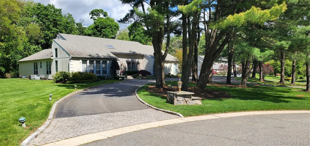 7 Albertson Lane, Old Westbury