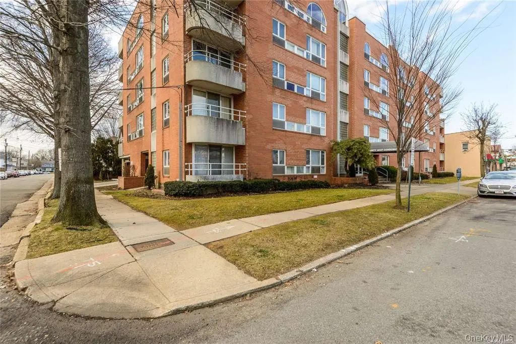 205 Mineola Boulevard 4d, Mineola