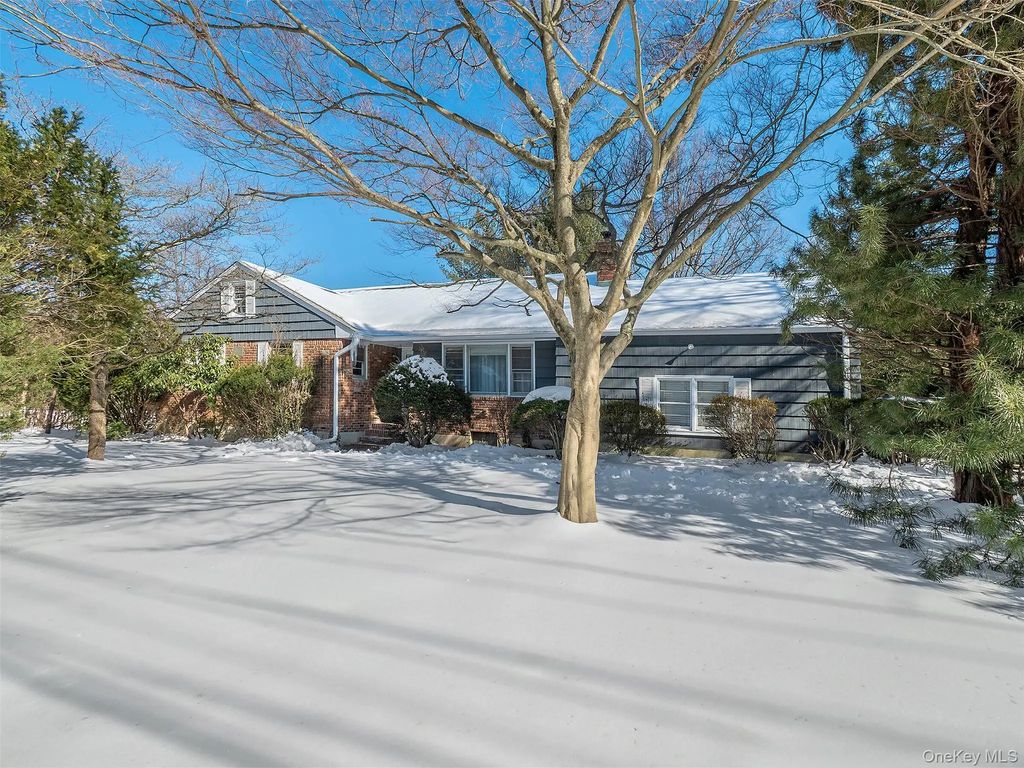 856 Glen Cove Avenue, Glen Head