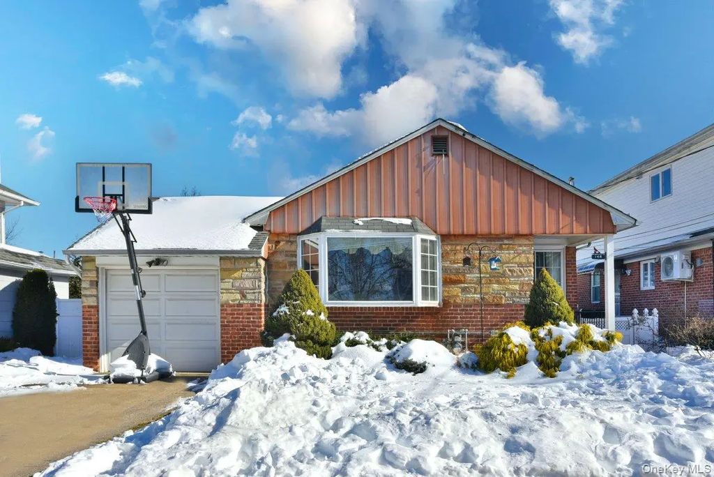 148 Simonson Road, Mineola