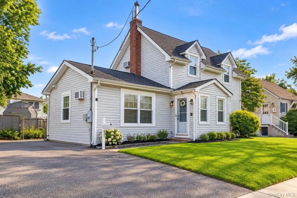 131 E Alhambra Avenue, Lindenhurst