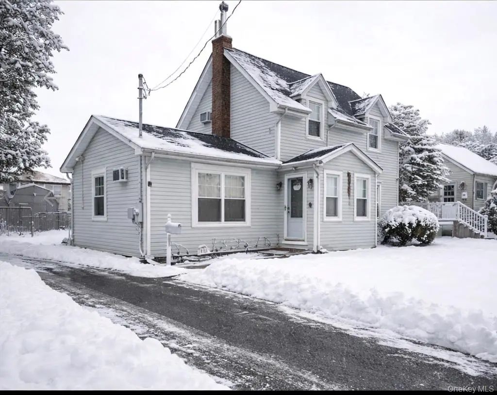 131 E Alhambra Avenue, Lindenhurst