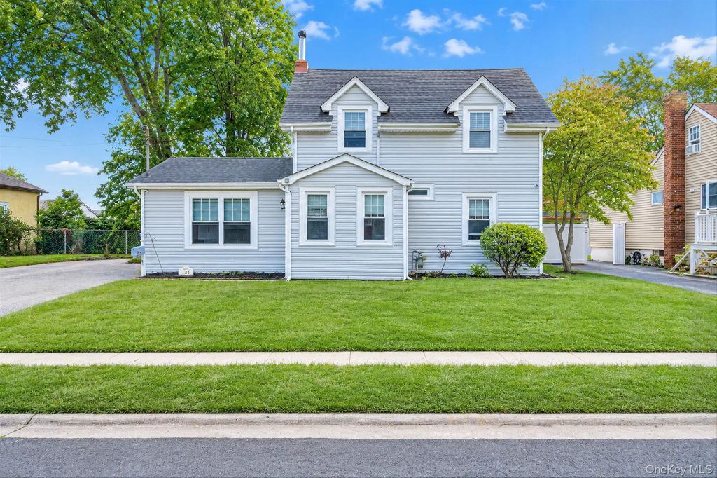 131 E Alhambra Avenue, Lindenhurst