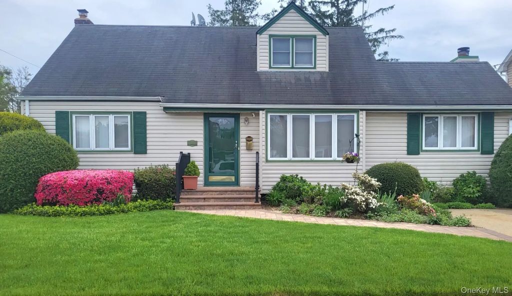 1860 Maurice Avenue, East Meadow