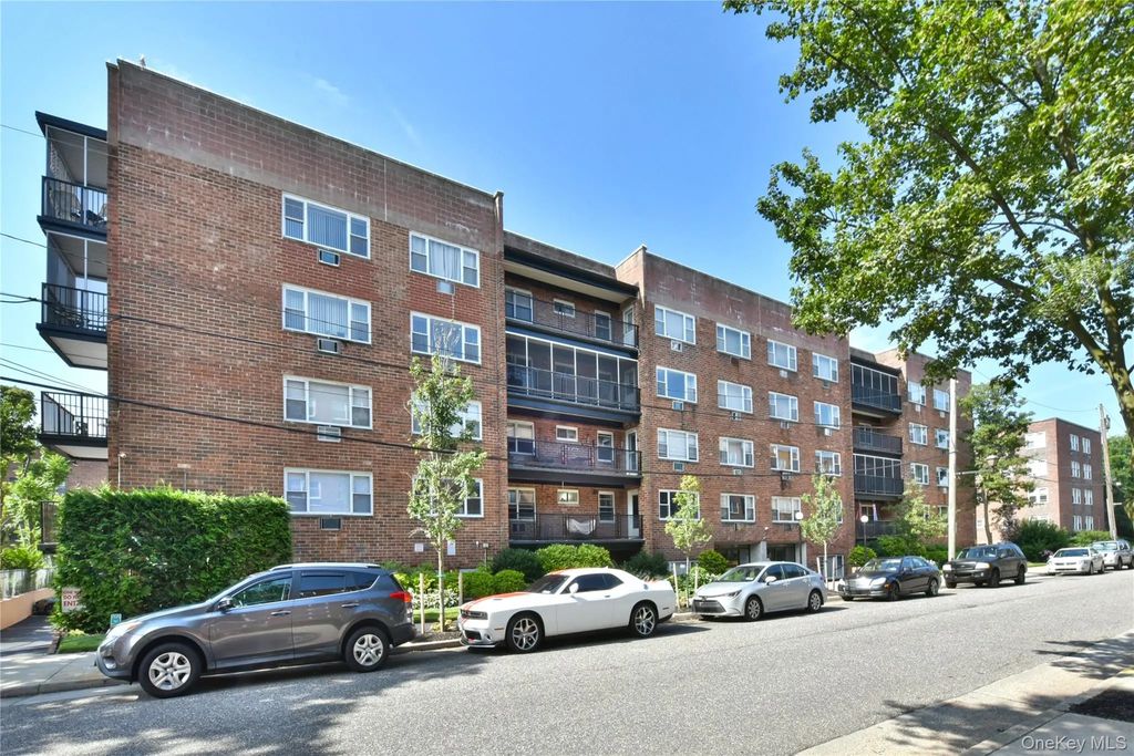 101 Lincoln Avenue 3r, Mineola