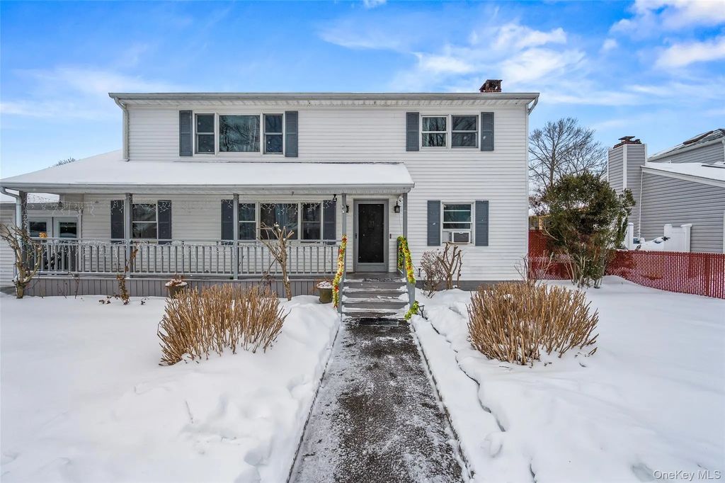 8 George Drive, Mastic