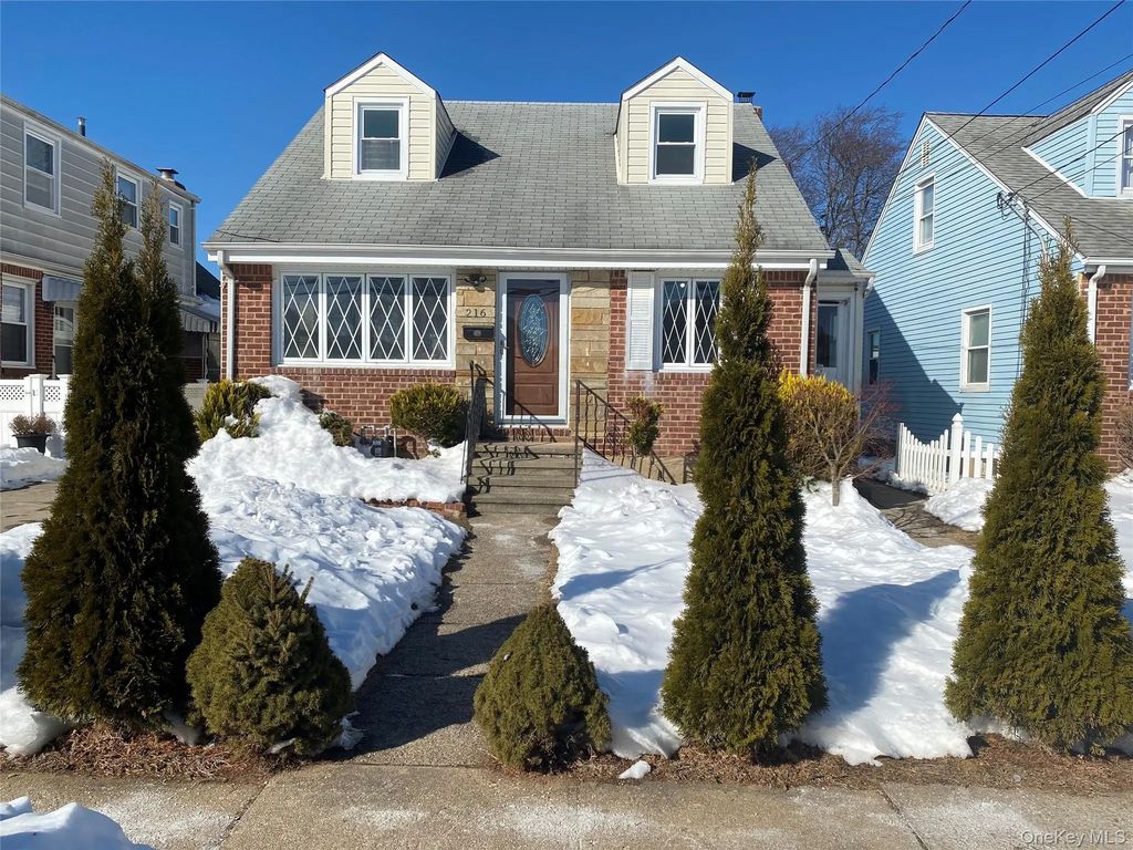 216 Raff Avenue, Mineola