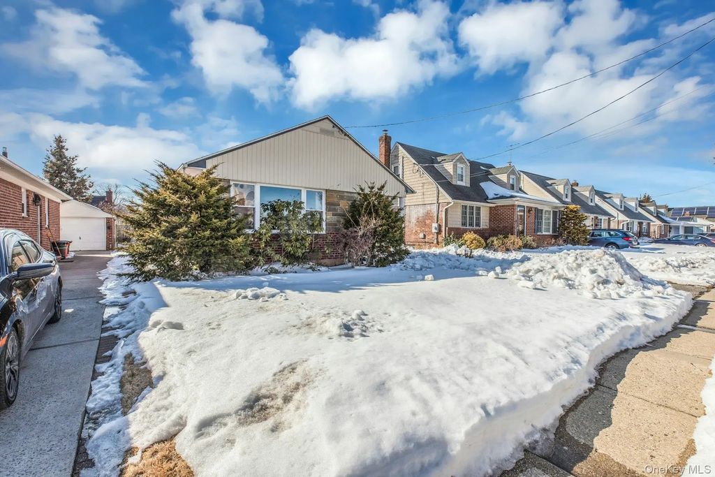 197 Emory Road, Mineola