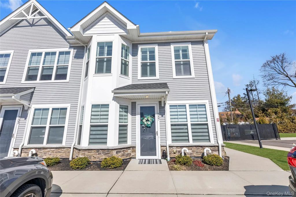137 Emanuel Way, East Meadow
