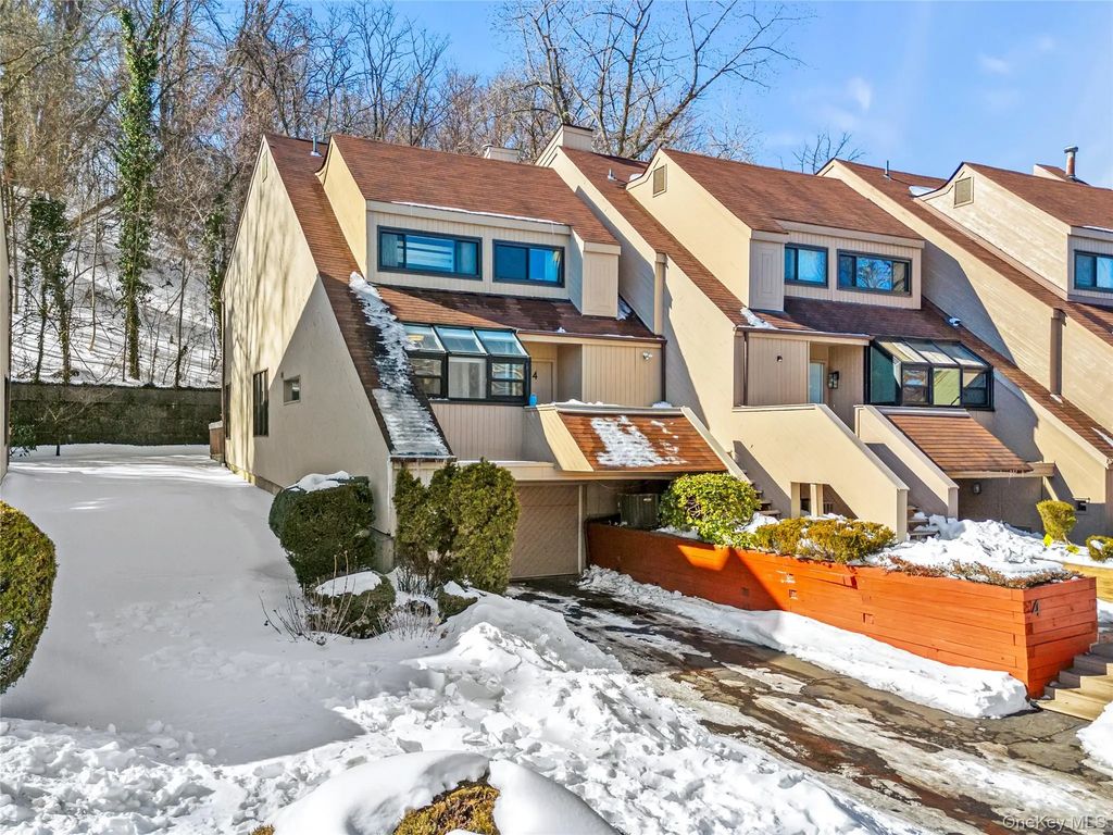 4 John Bean Court, Port Washington