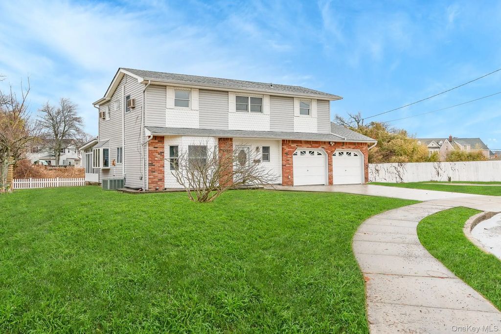 24 Brooktree Circle, Lindenhurst