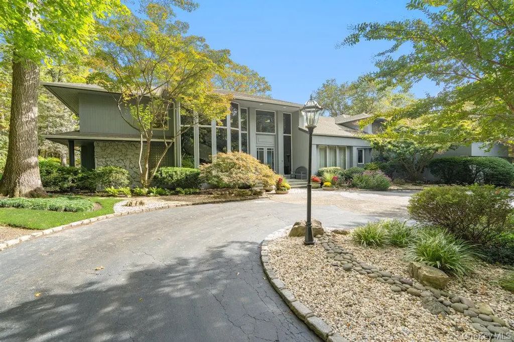 8 Forest Court, Oyster Bay Cove