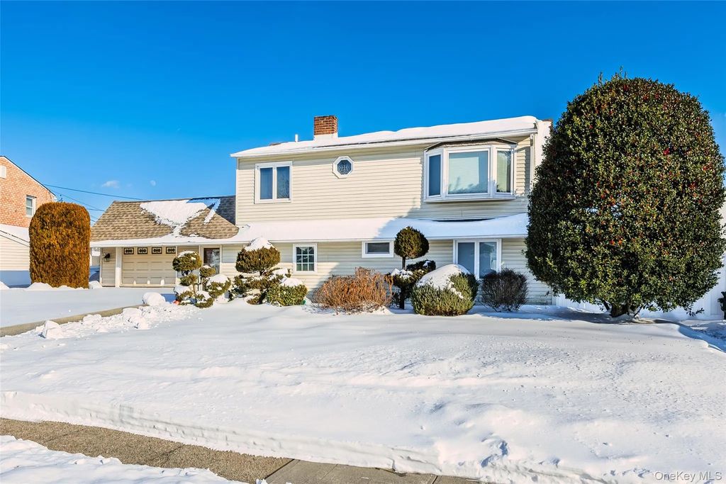 43 Wildflower Lane, Wantagh