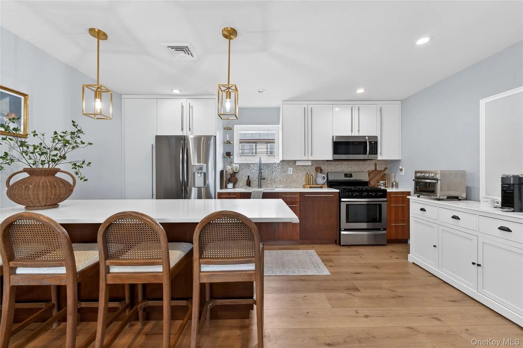 1024 Oaks Drive, Franklin Square