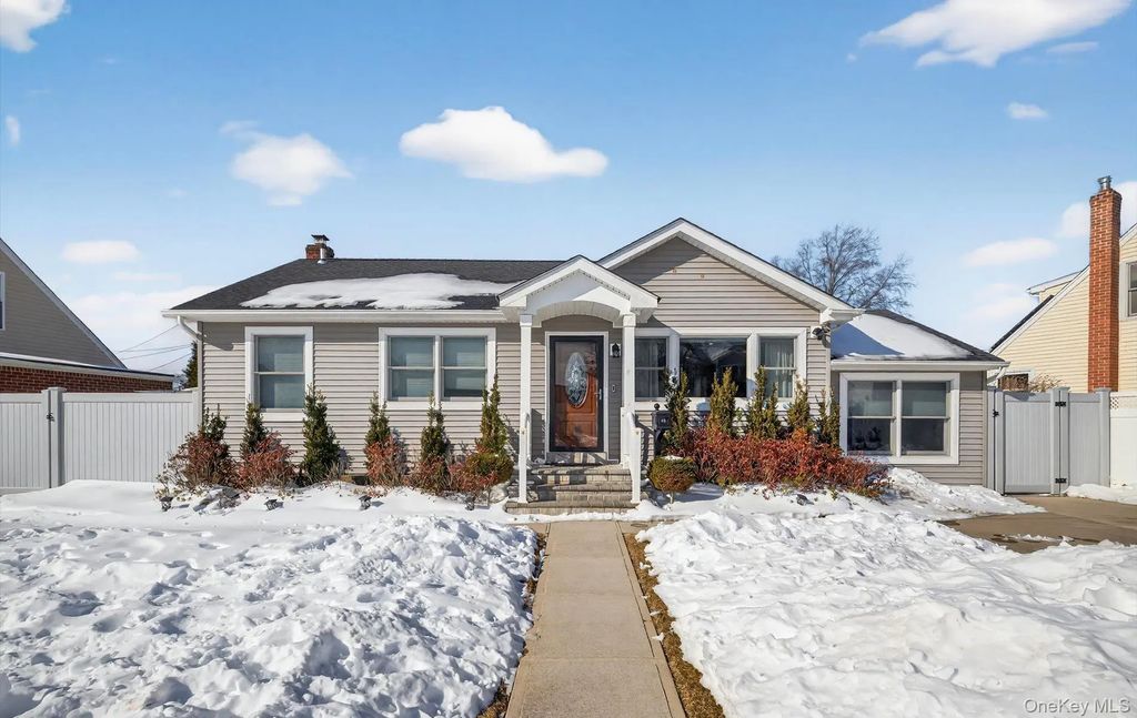 85 Pengon Circle, East Meadow