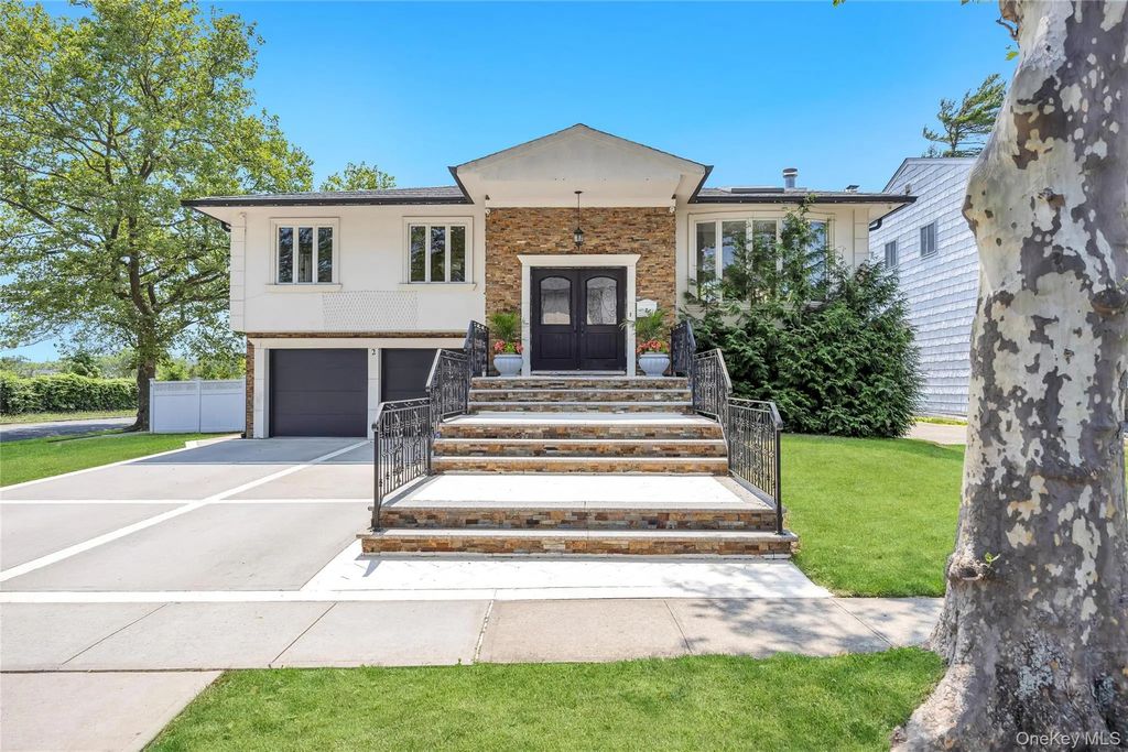 2 Valley Greens Drive, North Woodmere