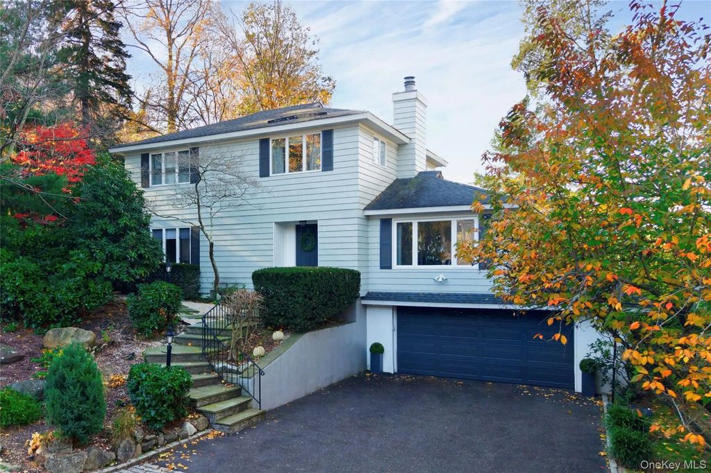 24 Hillcrest Avenue, Roslyn