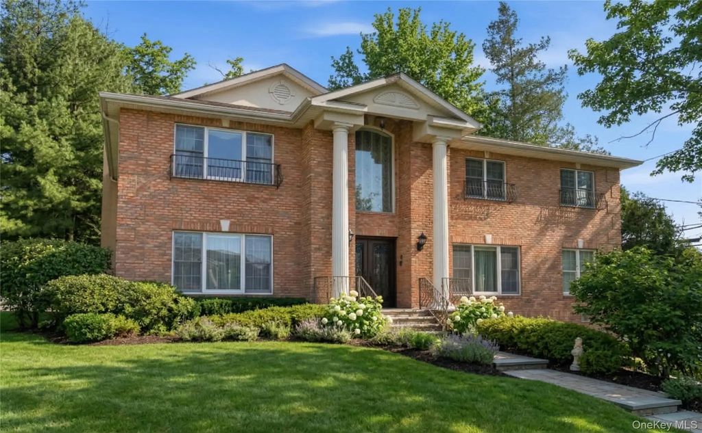 4 Peachtree Lane, Roslyn