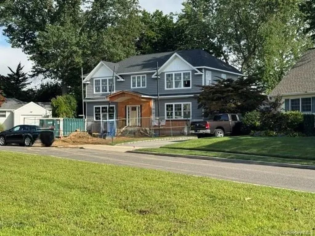 9 Van Sise Court, Syosset
