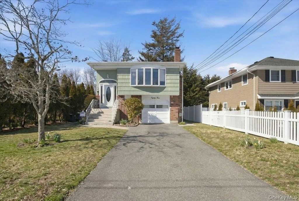 85 Unqua Road, Massapequa