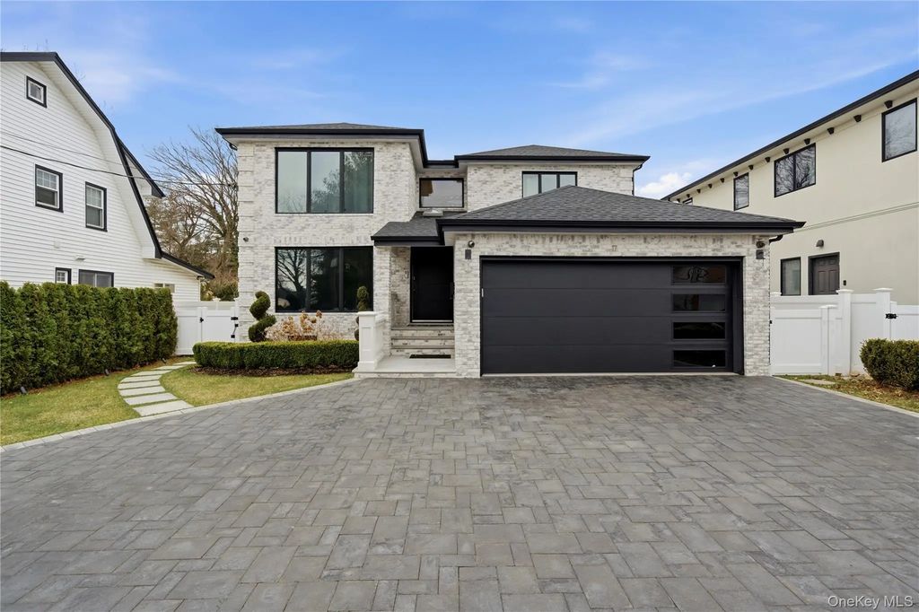 17 Garfield Place, Roslyn Heights