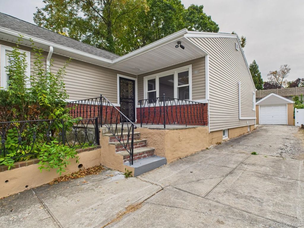 5110 Little Neck Parkway, Little Neck