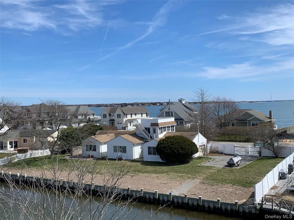 12 Shinnecock Road, East Quogue