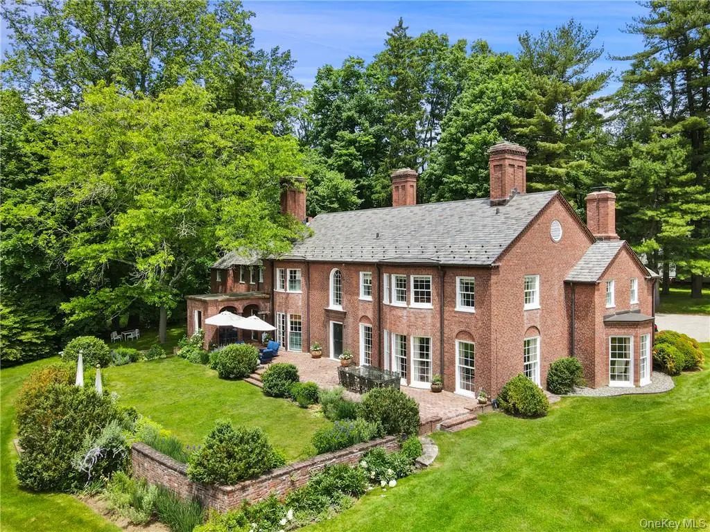 99 Cantitoe Street, Katonah