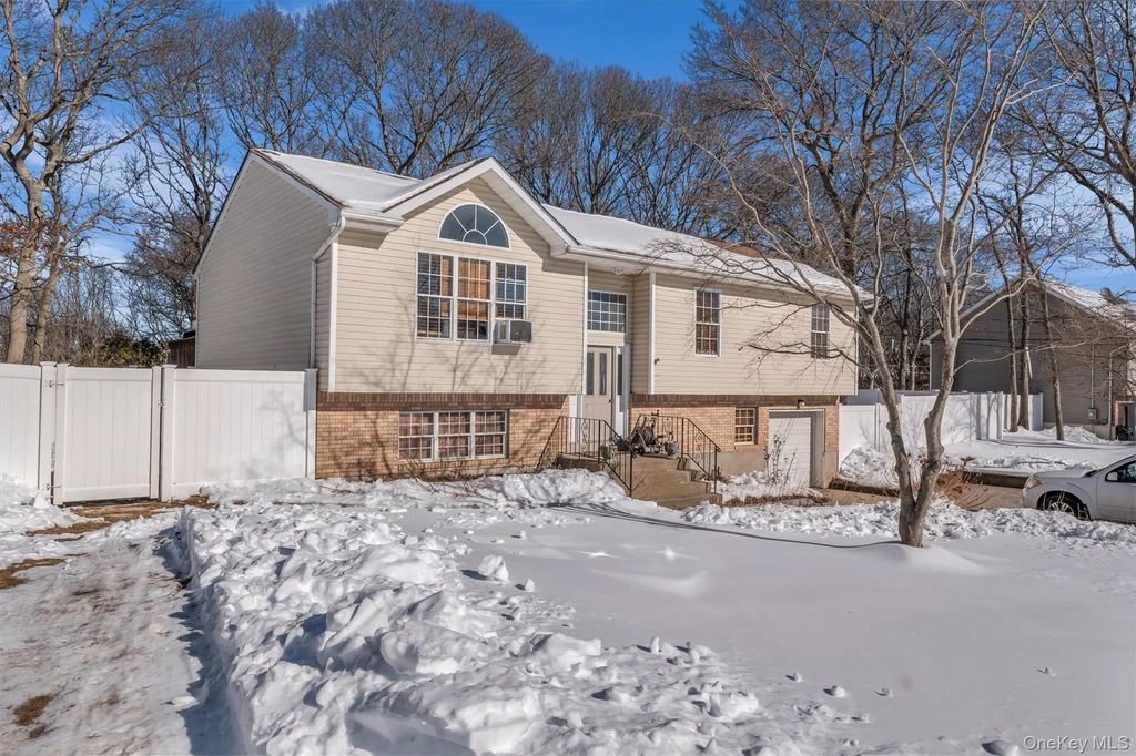 19 Summit, Farmingville