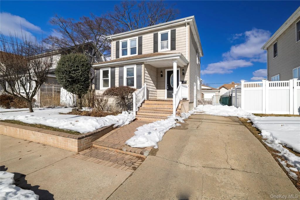 101 Harris Avenue, Freeport