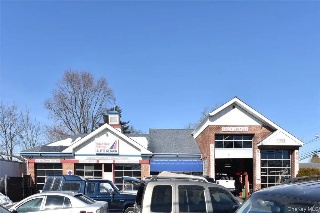 815 Old Country Road, Westbury