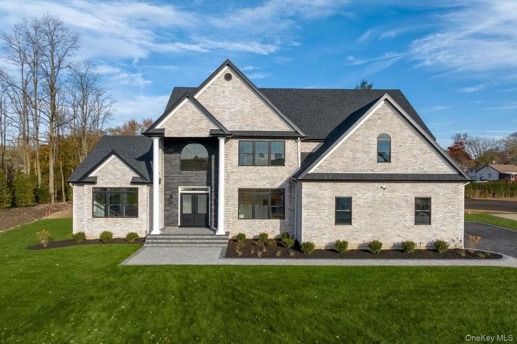 457 Pond Path, East Setauket