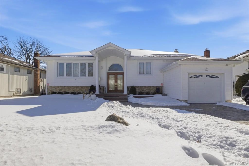 716 Park Lane, Valley Stream