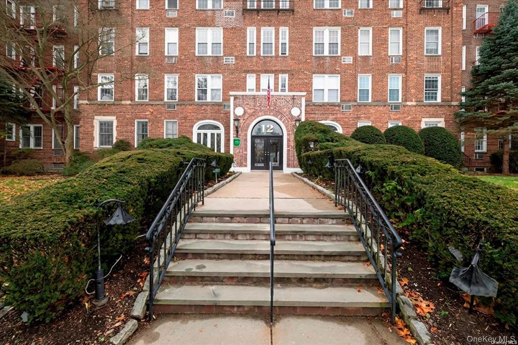 12 Hamilton Place B6, Garden City