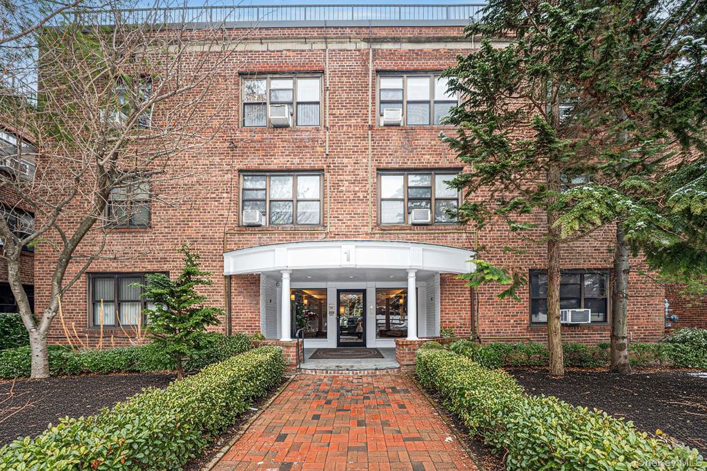 1 Town House Place # 3h, Great Neck
