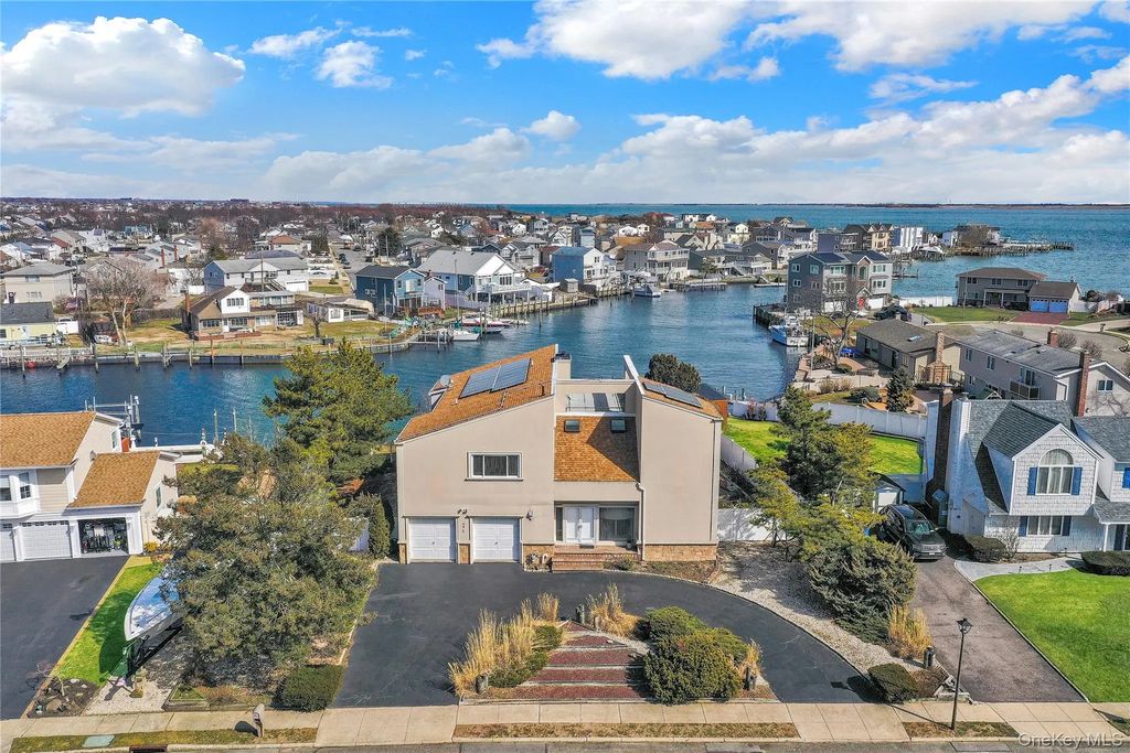 49 Dolphin Lane E, Copiague