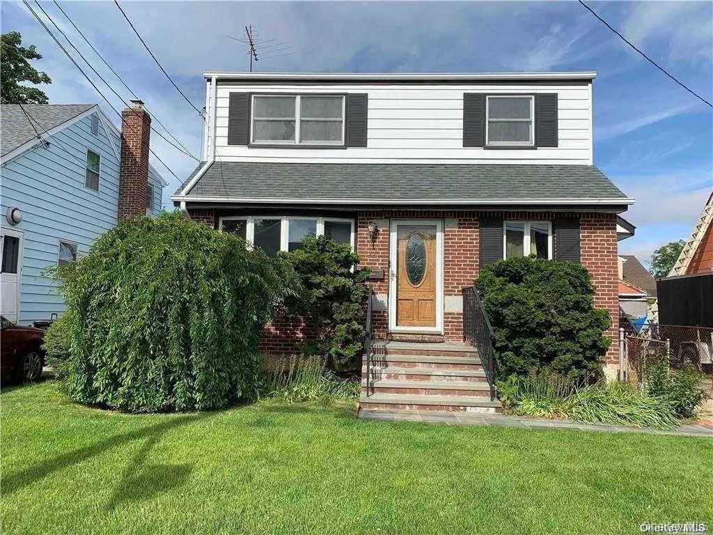 220 Pershing Parkway, Mineola