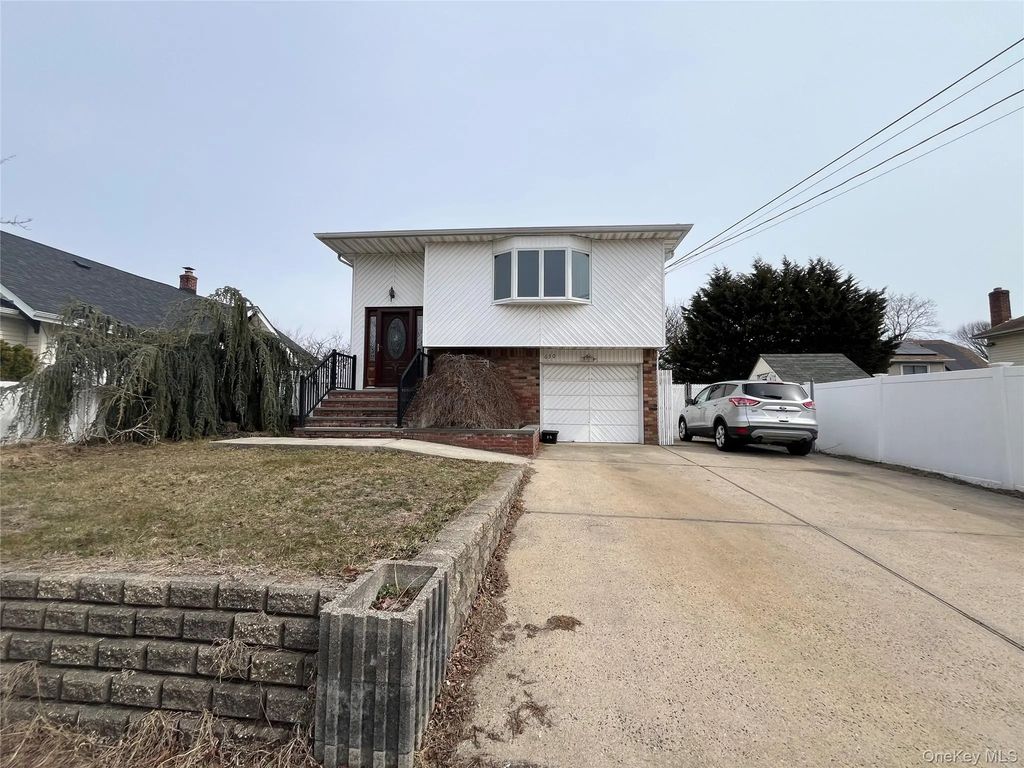 630 S Wellwood Avenue, Lindenhurst