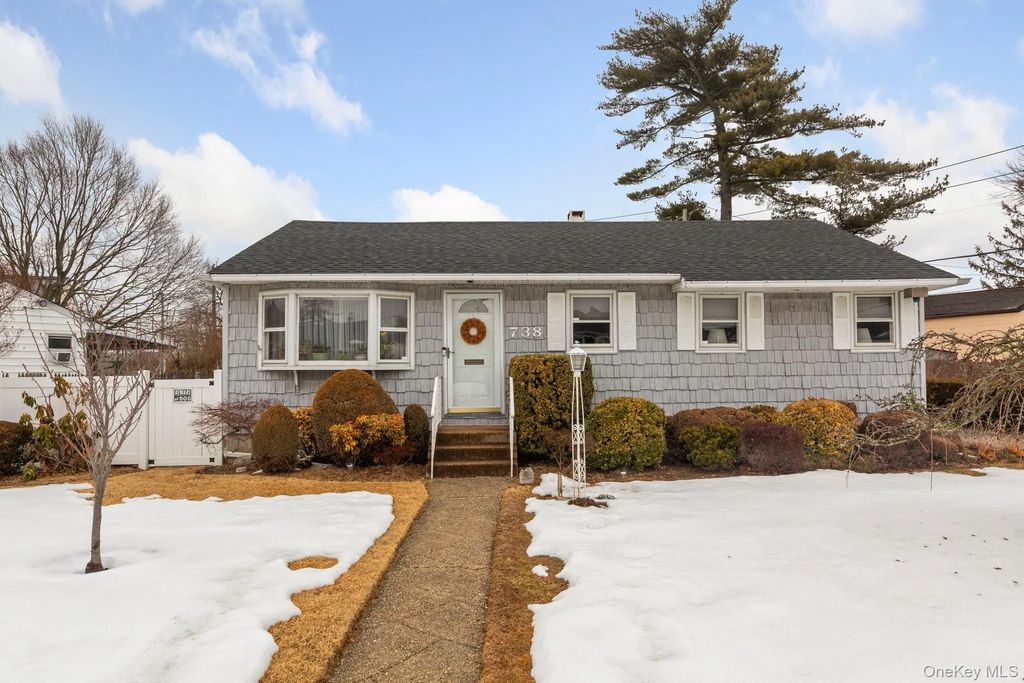 738 Sprague Avenue, Franklin Square