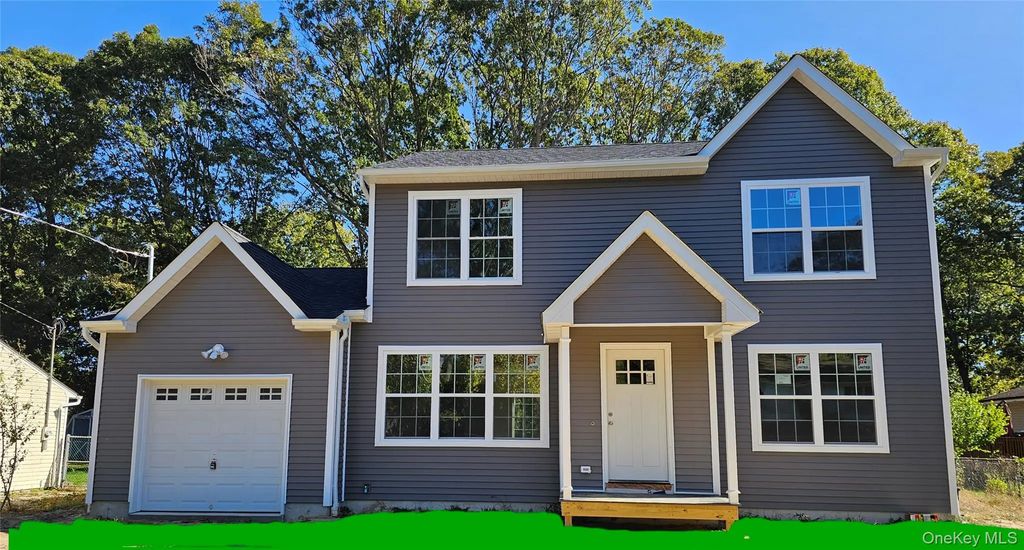 13 N Swezeytown Road, Middle Island