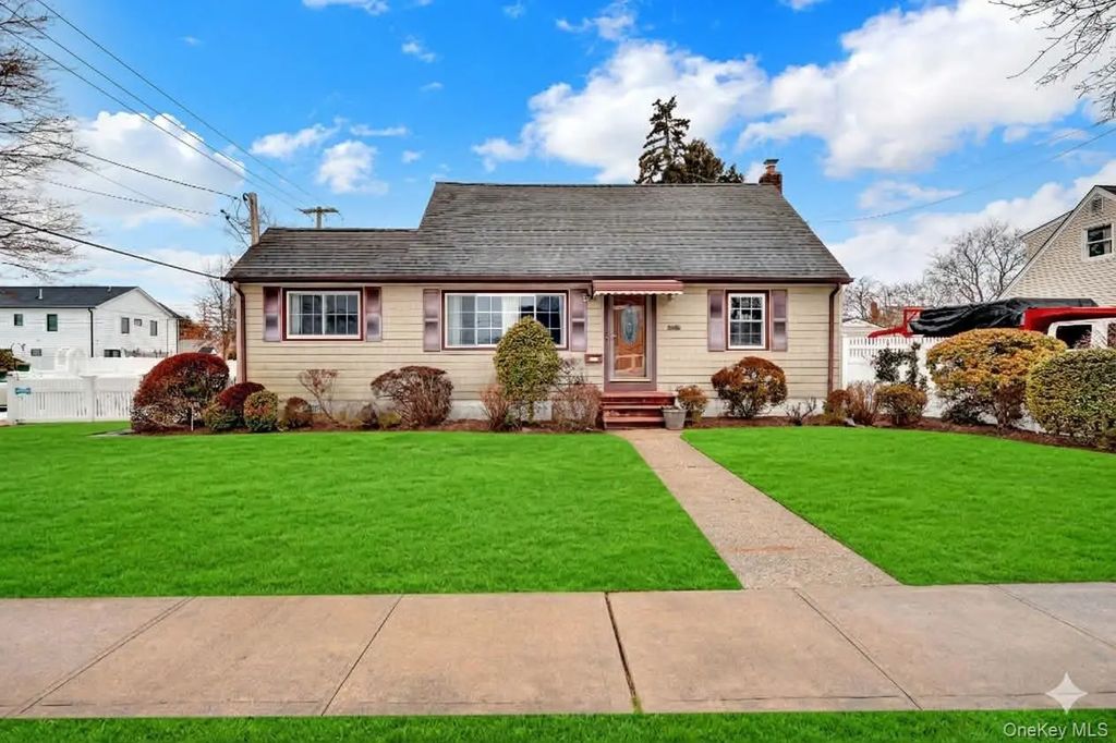 2242 6th Street, East Meadow