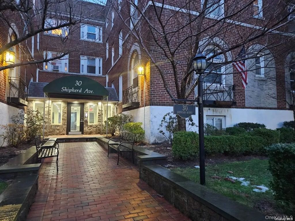 30 Shipherd Avenue 6b, Lynbrook