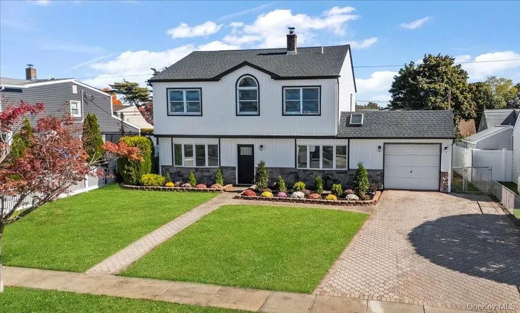 89 Ridge Lane, Levittown